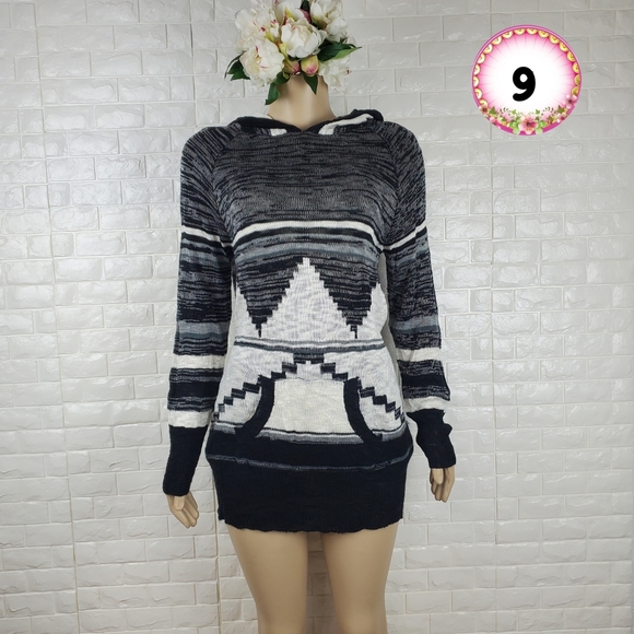 Sweaters - medium knit pull over hoodie sweater ( 5 for $20 )